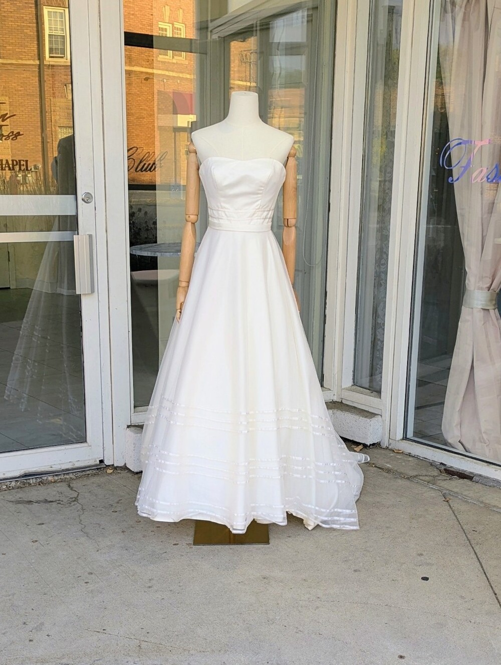 Elegant White Strapless A-Line Dress